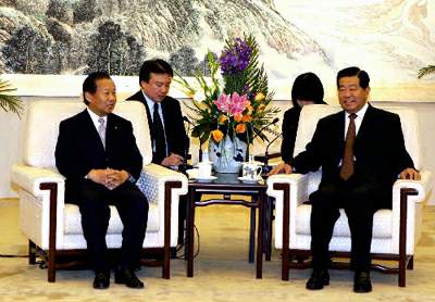 2007年12月8日,全国政协主席贾庆林在人民大会堂会见日本自民党总务会长二阶俊博。