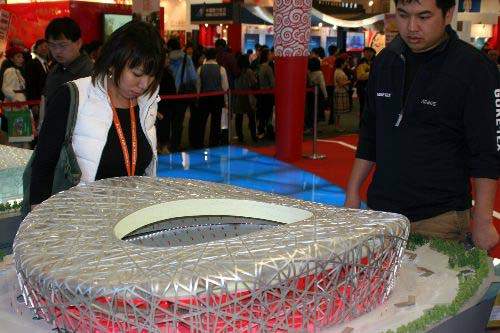 图为奥运和世博展区内的北京奥运会主场馆“鸟巢”模型,吸引观众驻足欣赏