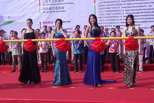 世界小姐和新丝路模特一起展示美丽