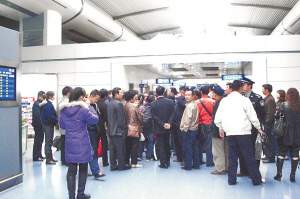 昨日,重庆机场,航班被延误了旅客们堵在登机口前