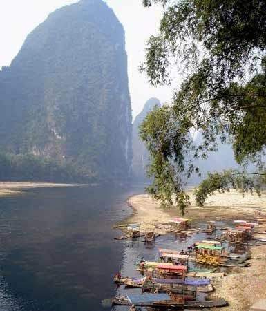 十二月初,广西桂林漓江磨盘山至竹江码头一带因漓江水位下降暂时停航,当地旅游部门组织一些小船载客以满足此地段游客观光。
