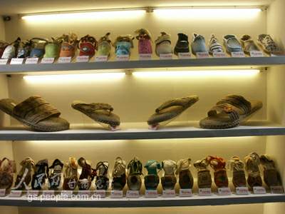 天水伏羲文化旅游节商品展中参展的麻编鞋