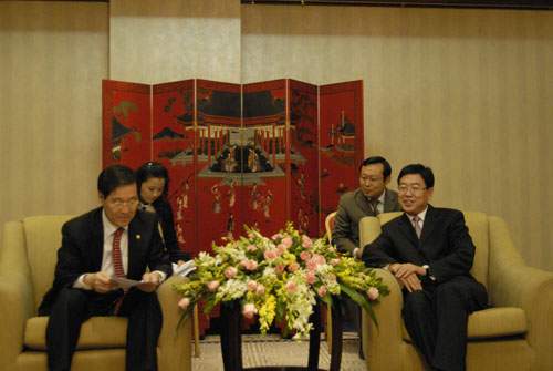杜江会见韩国文化体育观光部金长实次官