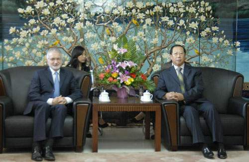 10月30日,国家旅游局副局长王志发在京会见了美国运通全球商务旅行总裁白施礼总裁一行。