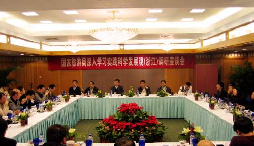 11月12日,由国家旅游局副局长杜江率领的国家旅游局学习实践科学发展观调研小组赴浙江进行调研。调研组在杭州就“如何以科学发展观为指导,巩固和扩大国内旅游、入境旅游、出境旅游三大市场,妥善应对国际金融危机对中国旅游业发展的影响”、“如何以科学发展观为指导,学习借鉴旅游发达国家先进经验,提高中国旅游业国际化水平”两大课题举行座谈会。杜江在听取与会代表发言后,做了重要讲话。