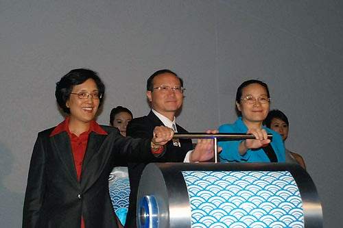 国家旅游局局长邵琪伟(中)、上海市副市长赵雯(右)和2010年上海世博会执委会专职副主任钟燕群(左)。