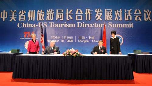 11月18日,第二届“中美省州旅游局长合作发展对话会议”在上海召开,来自中国31个省、自治区、直辖市旅游局和美国28个州及市的旅游官方机构代表出席会议。会议签署《中美旅游战略性合作协议》,标志着中美旅游联动发展长效机制正式建立。