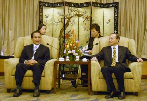 邵琪伟会见老挝总理府部长宋蓬·蒙昆维莱