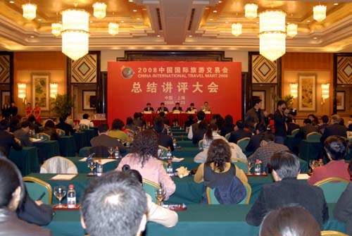 由国家旅游局、上海市人民政府和中国民用航空局共同主办的2008中国国际旅游交易会于11月23日在上海圆满落下帷幕。国家旅游局副局长杜江、上海市政府副秘书长王伟等领导出席了总结讲评大会,并为获奖者颁奖。国家旅游局旅游促进与国际联络司司长祝善忠做2008年中国国际旅游交易会总结讲评。上海市旅游局获得本届旅交会特殊贡献奖。
