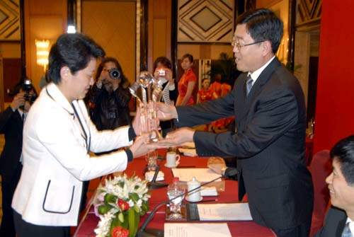 由国家旅游局、上海市人民政府和中国民用航空局共同主办的2008中国国际旅游交易会于11月23日在上海圆满落下帷幕。国家旅游局副局长杜江、上海市政府副秘书长王伟等领导出席了总结讲评大会,并为获奖者颁奖。国家旅游局旅游促进与国际联络司司长祝善忠做2008年中国国际旅游交易会总结讲评。上海市旅游局获得本届旅交会特殊贡献奖。