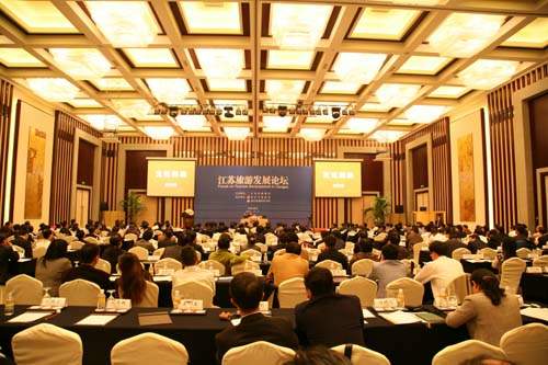 2008年11月5日,由江苏省旅游局主办,南京市旅游局和南京旅游职业学院承办的“江苏旅游发展论坛”在南京紫金山庄隆重开幕。中外专家云集南京为江苏旅游献计献策,来自全省500多位旅游业精英人士汇聚一堂,共同关注和探讨江苏旅游产业的发展。