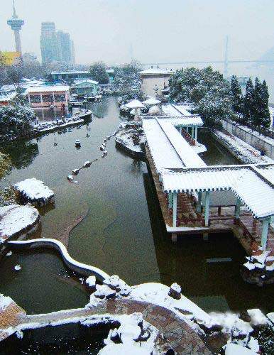 2008年1月19日,湖北宜昌继续降下大雪,城区银妆素裹。湖北省气象部门在当天上午发出暴雪红色预警和道路结冰橙色预警,预计未来3到5天,湖北大部分地区还将持续降雪天气。