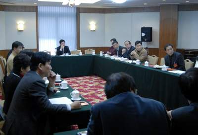 国家旅游局副局长杜江参加了第四小组的分组讨论