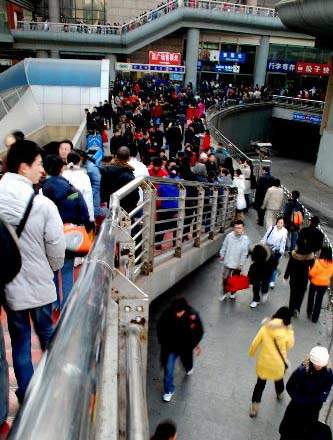 1月20日,北京西客站北广场前通往进站口的天桥上挤满了准备进站的旅客。从1月18日开始,2008年中国铁路春运提前启动以来,北京西客站等火车站迎来春运高峰。