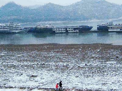 1月20日凌晨,河南、湖北、安徽等地部分地区已出现大到暴雪,预计上述地区的强降雪仍将持续。为此,中央气象台1月20日早晨6点钟继续发布暴雪橙色警报。