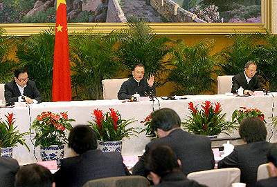 1月27日,国务院召开电视电话会议,针对当前大范围雨雪冰冻灾害给煤电油运造成的严重影响,部署各项保障工作。