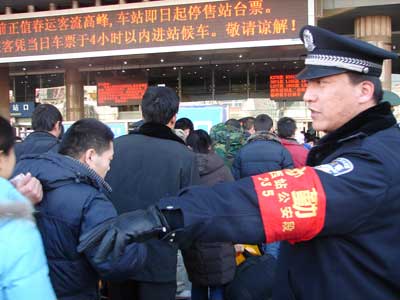 北京西站采取多项措施保证旅客出行。