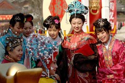 大观园红楼庙会正在上演“贾母贺寿”。