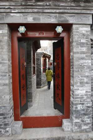 1月7日,北京西城区一老胡同院落修缮完毕,朱红的院门对联,青砖的院墙房屋,再现老北京特有的风貌。