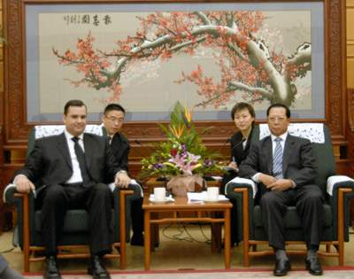 王志发与加拿大国会秘书詹姆士·摩尔举行会谈