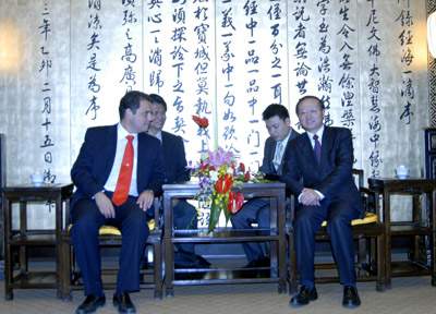 邵琪伟与贝纳维德斯举行会谈