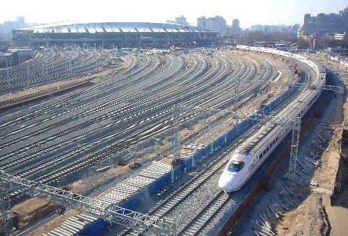 2008年1月26日,北京南站主体结构的建设已经完工,现代时尚的设计风格初现风采。目前京津城际轨道已进入南站,各种设施安装正在加紧进行,预计今年8月正式投入运营。据悉,北京南站建成后将成为城际列车和客运专线列车在北京到发的客运站,京津城际、京沪高铁的始发站都将设在此。