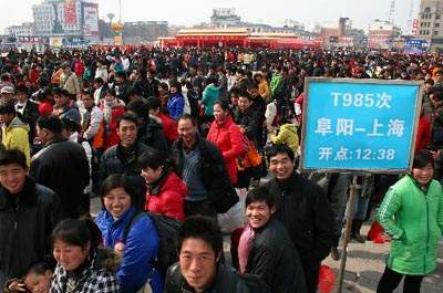 2月11日,准备乘坐火车出行的旅客在安徽阜阳火车站广场有序候车。从铁道部获悉,目前,铁路节后春运客流不断攀升。铁道部有关部门负责人介绍,根据目前铁路售票情况,预计2008年春节后客流增幅将达到10%左右。
