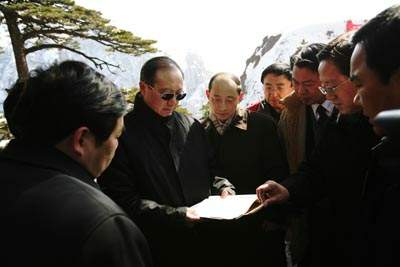 2月12日,邵琪伟在安徽省和黄山市领导的陪同下实地检查黄山迎客松的保护情况