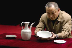 工作人员摆放“南海I号”上的文物。