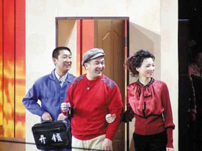 小品演员黄宏(中)在排练节目.