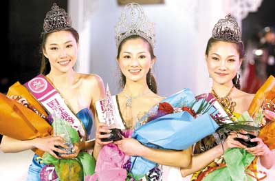  15日晚，2008国际旅游小姐大赛中国总决赛在浙江古镇西塘落下帷幕，来自河南的选手童鹤（中）从全国32名选手中脱颖而出摘得桂冠，杭州选手郭晗（左）和山东选手任婷分别获得亚军和季军。