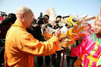 普陀山全山方丈戒忍大和尚为吉祥龙点睛