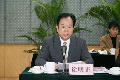 省旅游局副局长徐明正宣读省旅游局对“省级旅游强县”的命名决定