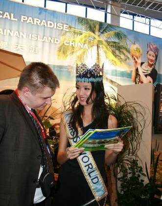 3月5日,2008柏林国际旅游展(ITB BERLIN)风雪中开幕,展览为期5天将持续到9日。图为第57届世界小姐张梓琳作为“三亚形象大使”出现在展馆。