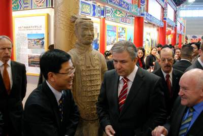 杜江在中国展台接待专程来访的德国联邦政府旅游事务专员海因斯肯和柏林市市长克劳斯