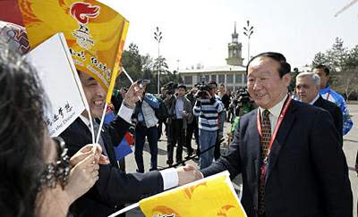 4月1日,在阿拉木图机场,北京奥组委执行副主席蒋效愚(前右一)与欢迎人群握手。当日,北京奥运会圣火抵达哈萨克斯坦最大城市阿拉木图。