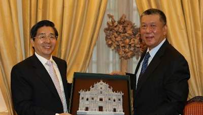 以中共广西壮族自治区委员会书记郭声琨为团长的广西代表团,20日结束香港之行后抵达澳门访问,当天下午郭声琨拜访了澳门特别行政区行政长官何厚铧。