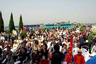 前来参加开幕式的驴友们让现场变得热闹非凡。