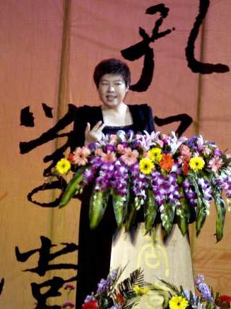 2008年4月5日晚,著名学者、北京师范大学教授于丹来到山东曲阜,作为刚刚开设的“孔子学堂”首位主讲人登上杏坛的讲台。“孔子学堂”是曲阜市与中华书局面向广大普通游客和公众开设的文化大型讲座。今后每年的4月到10月,每月都将邀请一名专家主讲,一名专家现场点评,通过和听众的问答互动,旨在弘扬儒学经典文化。