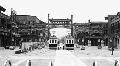 5月8日,北京前门大街一二号铛铛车正在检修