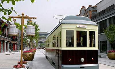 5月11日,“铛铛车”行驶在前门大街上。