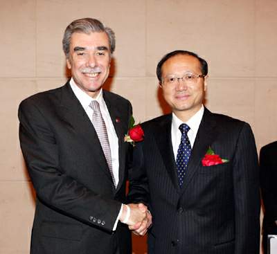 5月15日,中国国家旅游局局长邵琪伟在京会见了美国商务部部长古铁雷斯,双方就推动中美两国的旅游交流与合作交换了意见。