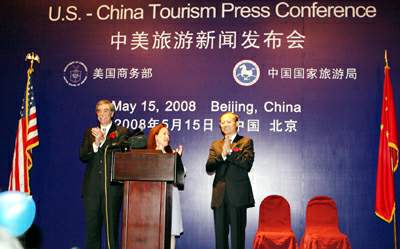 5月15日,中国国家旅游局和美国商务部联合在北京举行新闻发布会,宣布从6月17日起,中国公民可通过团队形式赴美旅游。中国国家旅游局局长邵琪伟和美国商务部部长古铁雷斯出席新闻发布会并致辞。