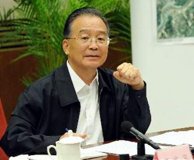 5月17日,中共中央政治局常委、国务院总理、国务院抗震救灾总指挥部总指挥温家宝在北京中南海主持召开总指挥部会议。)