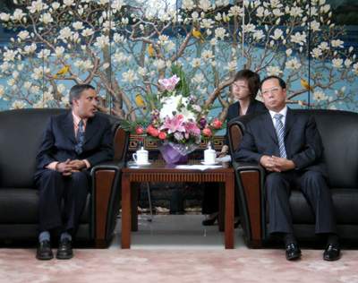 5月19日,国家旅游局副局长王志发在北京会见了尼泊尔文化旅游民航部秘书鲍代尔一行。