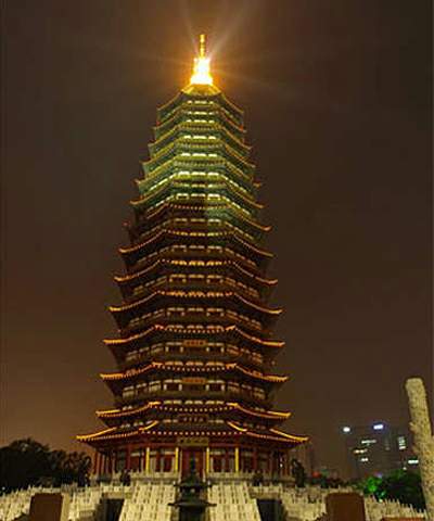 常州天宁宝塔通过灯光的变化,化身一支巨大的蜡烛,点亮星空。