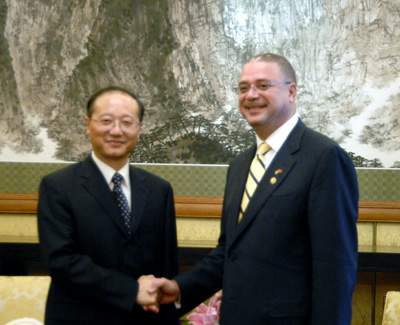 5月6日,国家旅游局局长邵琪伟在钓鱼台国宾馆拜会了巴巴多斯总理汤普森,双方就进一步推动两国旅游交流与合作交换了意见。