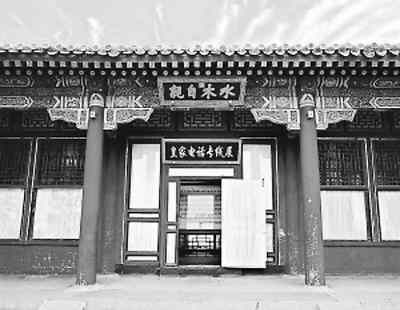 颐和园水木自亲殿的皇家电话专线展出以来,每天吸引了数千游客参观。