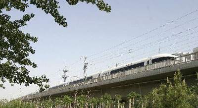 2008年5月30日,一列动车在京津城际铁路北京城区的线路上运行测试。