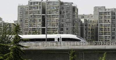 京津城际铁路是我国第一条时速300公里的客运专线,今年8月奥运会前将如期投入运营。